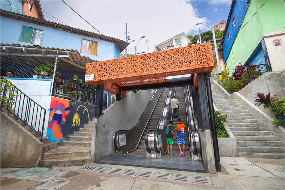 These are Medellín’s hillside escalators in Comuna 13—an innovative public transport solution that transformed access for thousands of residents. Once isolated by steep terrain, this vibrant neighborhood now connects seamlessly to the city.